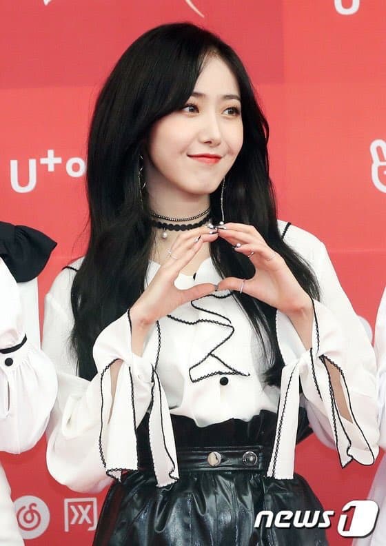 Eunbi was lovely when she posed on the red carpet. 