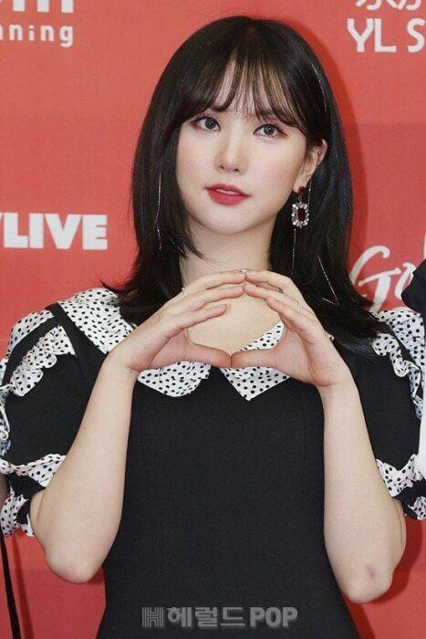 Eunha was pretty with a sleek black dress with a polka dot in the arm part. 