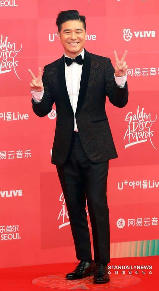 Male singer Roy Kim appeared chatting on the red carpet. 