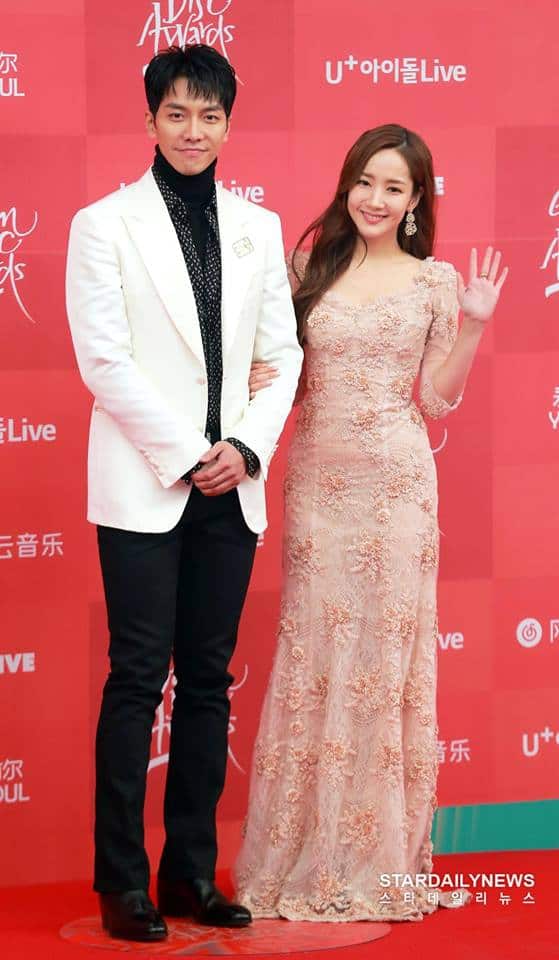 Actress Park Minyoung appeared with actor Lee Seungki. She dressed herself with a pink nude flower dress, which was extremely feminine and elegant.