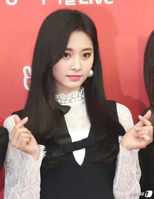 Tzuyu was pertty and elegant with a black-lace sleeveless dress and a beautiful bow. 