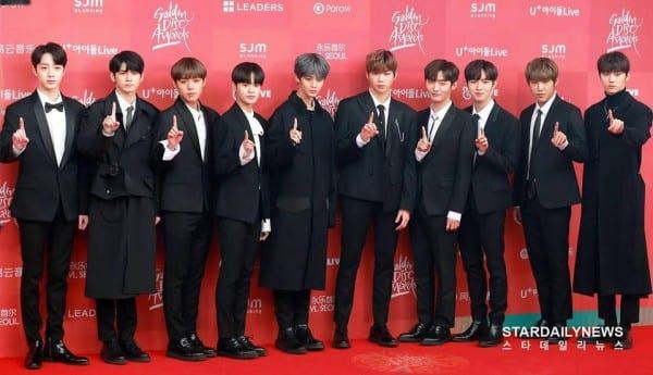 Wanna One appeared on the carpet with black tones. The pretty boys immediately received the attention of media reporters on the red carpet.