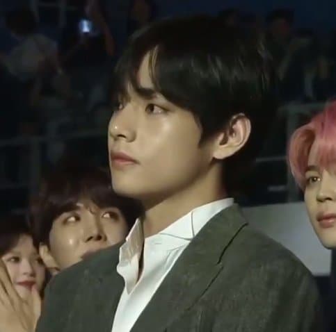 V’s black hair at the The Fact Music Awards immediately went on the top ...