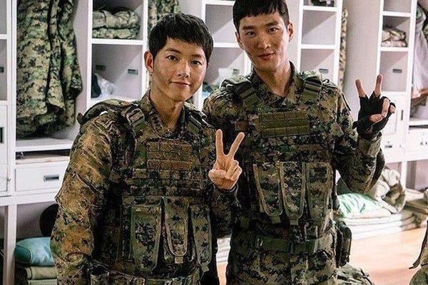 Song Joong Ki And Ahn Bo Hyun Reunites For The First Time In 5 Years After Descendants Of The Sun Kbizoom