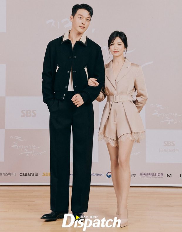 Netizens Raised Rumors About Song Hye Kyo And Jang Ki Yong S Relationship Based On Their Behind The Scenes Moments Kbizoom