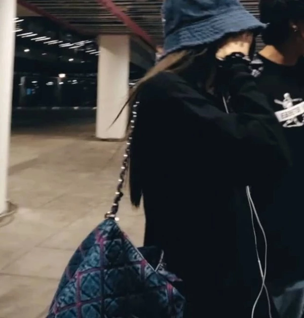 The price and brand of the huge bag that looks like a used bag Jennie often  carries to the airport surprise netizens - KBIZoom