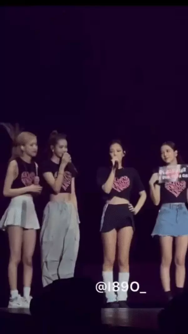 A banner accidentally hit Jennie in the face