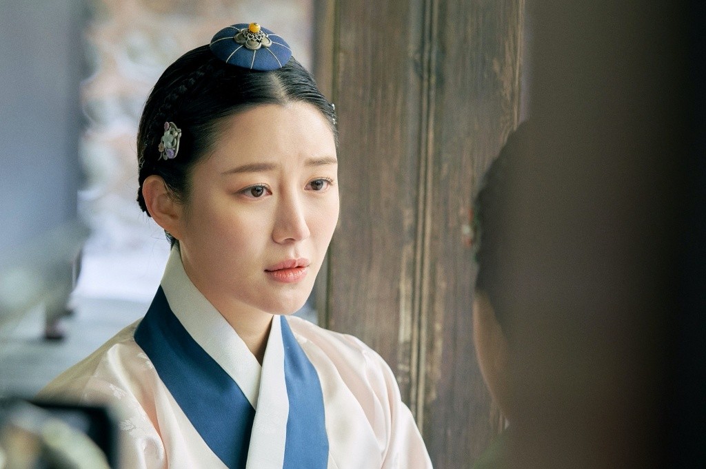 My Dearest” unveils first still cuts of Lee Da In with graceful handbook look and sad eyes